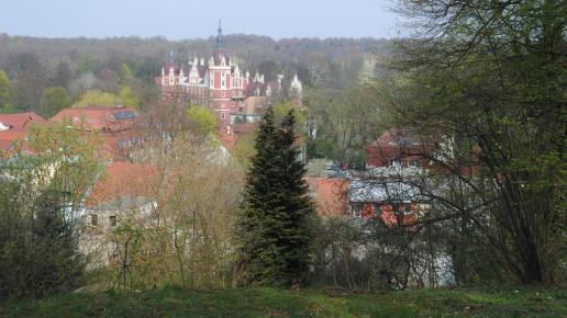 Widok ze wzgórz morenowych na pałac w Bad Muskau, autor Andrzej Paczos