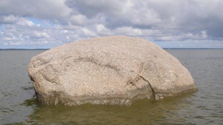 Święty Kamień Prusów w Zalewie Wiślanym - zdjęcie