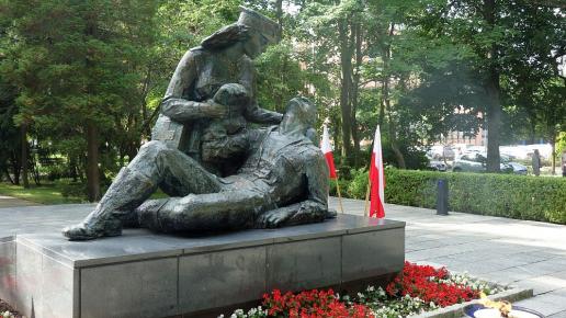 Pomnik Sanitariuszki w Kołobrzegu, allie