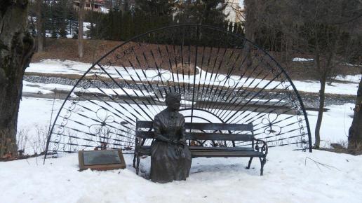 Ławeczka Anny Potockiej w Rymanowie Zdroju, mokunka