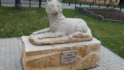 Pomnik wilka w Międzylesiu, mokunka