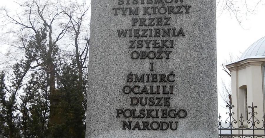 Obelisk ofiar systemów totalitarnych w Rymanowie - zdjęcie