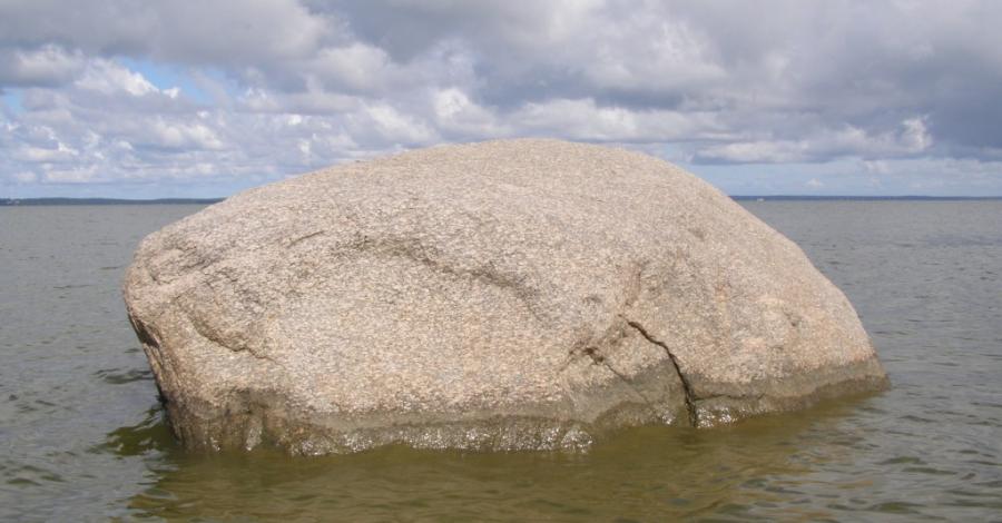 Święty Kamień Prusów w Zalewie Wiślanym - zdjęcie