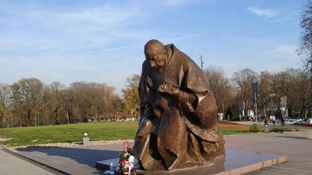 Pomnik Stefana Wyszyńskiego w Częstochowie - zdjęcie