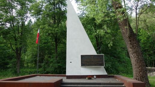 Pomnik Partyzantów w Żabnicy, EmiZtg