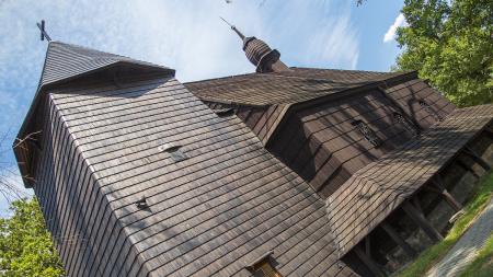 Drewniany kościół w Sierakowicach - zdjęcie
