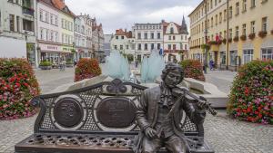Ławeczka Telemanna w Żarach - zdjęcie