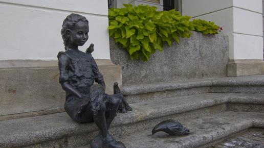 Pola - dziewczynka z gołębiami w Głogowie