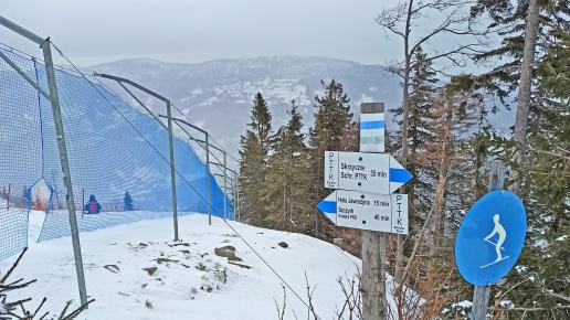 Szlak niebieski na Skrzyczne miejscami przecina trasy narciarskie