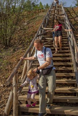 Park Gródek - strome schody na skarpę kamieniołomu