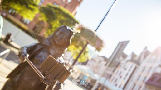 Kołobrzeg - pomnik turystyki robiącej selfie