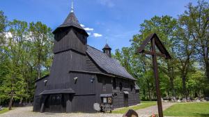 Drewniany kościół w Starym Oleśnie - zdjęcie