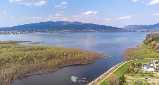 Jezioro Żywieckie wśród gór - zdjęcie