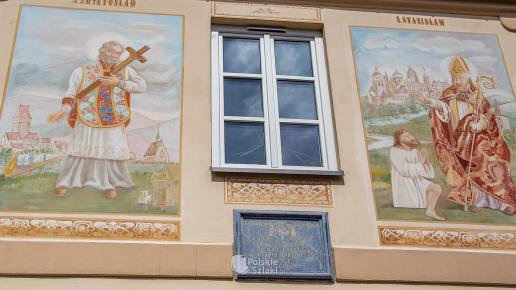 Historyczne malowidła na budynku Caritas