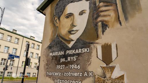 Suwałki, mural z Marianem Piekarskim ps. Ryś