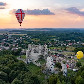 Lot balonem nad zamkiem Ogrodzieniec