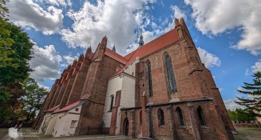 Kościół farny w Chełmnie. Gotycka fara z wieżą widokową - zdjęcie