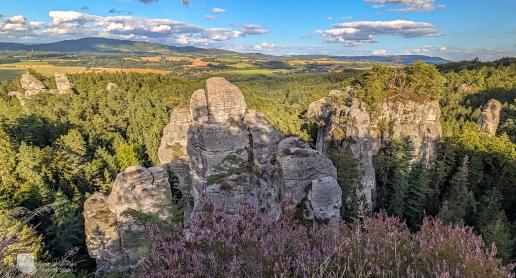 Czeski Raj - bajeczne skalne miasto Hruboskalsko z zamkami Hrubá Skála i Valdštejn - zdjęcie