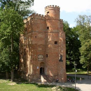 Zamek i pałac w Żmigrodzie - zdjęcie