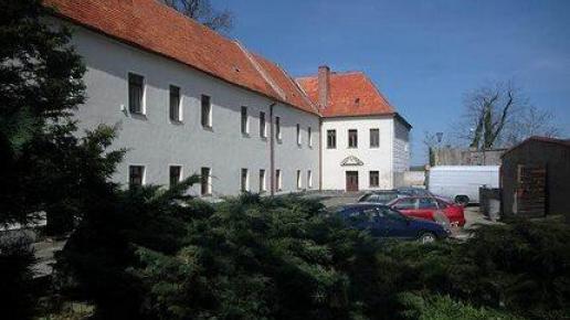Niemcza - miasto z zamkiem książąt brzesko - legnickich w tle., monika