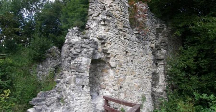 w ruinach zamku Sobień - zdjęcie