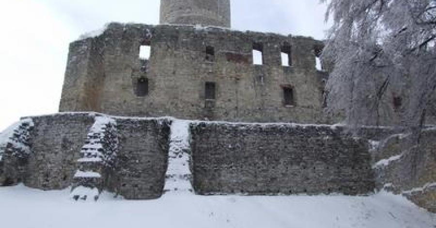 Zamek Lipowiec zimą - zdjęcie