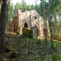 Ruiny kaplicy Ostaniej Wieczerzy na zboczu Św. Góry w Lubawce