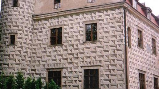 Sgarfittowa dekoracja na ścianie pałacu w Tucznie.
