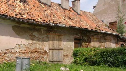 ruina na tyłach rynku - Bislupiec, lavinka