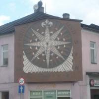 Zegar słoneczny na kamienicy przy Rynku, Artek