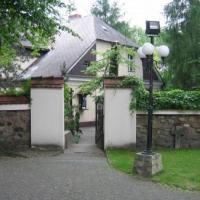 Budynek parafialny, Jan Paradowski