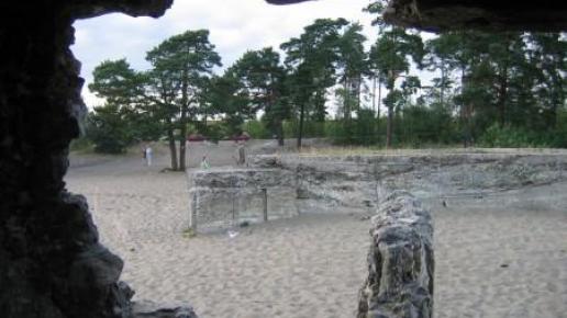 Resztki ruin pozostałych po bunkrze niemieckim, Jan Paradowski