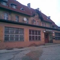 Budynek nieczynnego dworca, wejście na Wystawę o Kolei, Michał Małek