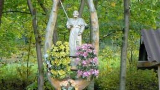 rzeźba Jana Pawła II na początku szlaku w Rzykach, Katarzyna Jamrozik