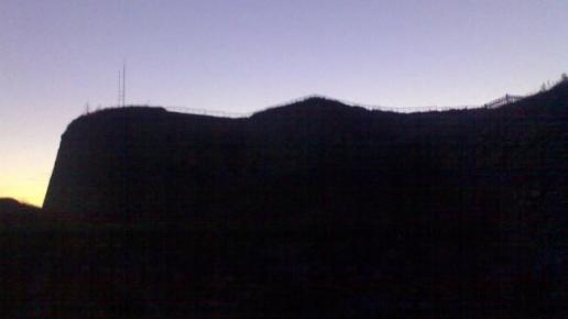 Twierdza Srebrna Góra wieczorem, Dafy