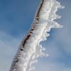 zimowe Karkonosze - lodowe chorągiewki na tyczkach wyznaczających szlak, Midorihato