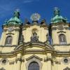 Zbliżenie na szczyt fasady zachodniej kościoła pw.św.Jadwigi w Legnickim Polu z dwoma wieżami zwieńczonymi hełmami w formie książęcych koron., Darek