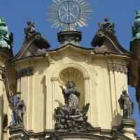 Szczyt fasady z rzeźbami św. Jadwigi na środku, św. Benedykta po lewej i św. Scholastyki po prawej. Na górze krzyż św. Benedykta., Darek