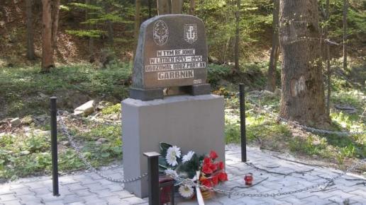Pomnik upamiętniający obóz partyzancki w dolinie Wielkiej Puszczy obok Ośrodka Naukowo-Badawczego PK., Edward Krężel