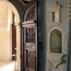Bogato rzeżbione drzwi wejściowe do kaplicy - motyw pelikana karmiącego pisklęta własną krwią - symbol poświęcenia, Midorihato