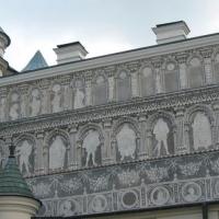 Sgraffita na wschodniej ścianie dziedzińca to 70 całopostaciowych portretów krolów polskich od Władyslawa Jagiełły do Augusta II, Midorihato