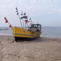 Łódź rybacka na brzegu morza w Niechorzu, Tadeusz - WIARUSY