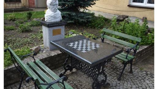 Barlinek - przed muzeum można zagrać w szachy w towarzystwie mistrza, Artur