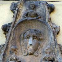 Chusta św. Weroniki - gotycki fragment wmurowany nad zachodnią bramą, Darek