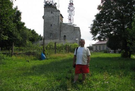 W oddali wieża widokowa i stacja przekaźnikowa, Darek