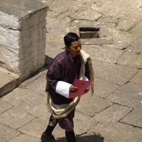 Bhutańczyk w stroju GO udaje się do urzędu z Dzongu, Tadeusz Walkowicz