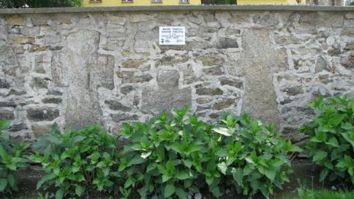 Trzy średniowieczne krzyże pokutne w murze okalającym kościół, Darek