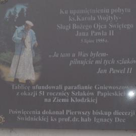 Płyta pamiątkowa na ścianie kościeła Michała Archanioła w Gniewoszowie, Tadeusz Walkowicz