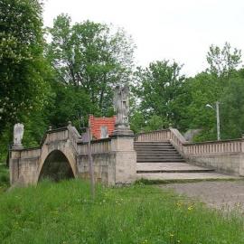 Dróżki Kalwaryjskie- Most Anielski z posągami Aniołów Gabriela, Michała, Rafała i Anioła Stróża, Danuta
