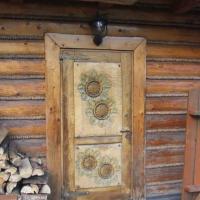 Jedne z wielu pięknie zdobonych drzwi Lepiarzówki, Adam Prończuk